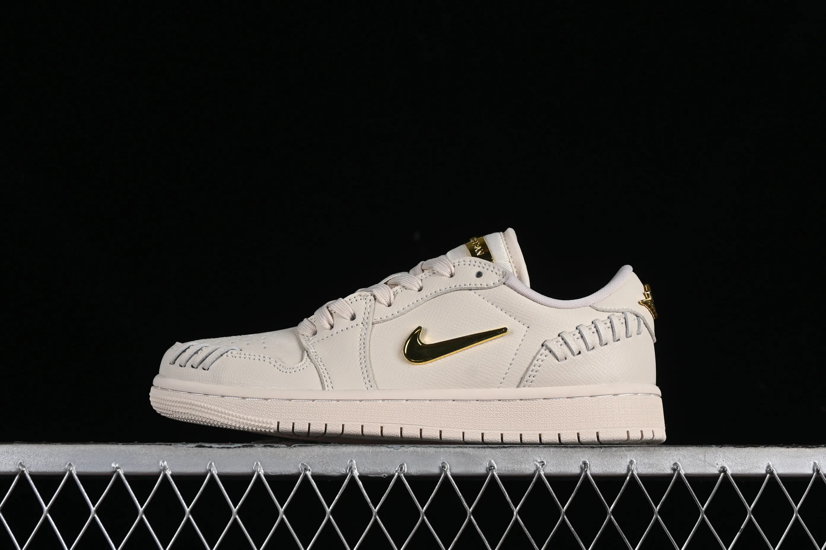 All categories Air Jordan Jordan series basketball shoes Air Jordan 1 Low Air Jordan 1 Low "Method of Make" AJ1 Joe 1 white gold low-top cultural and leisure sports shoes FN5032-200